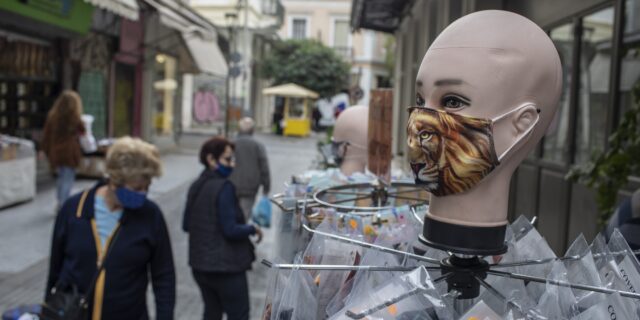 Οι πολίτες τηρούν τα μέτρα, φορούν μάσκα και ελπίζουν στο εμβόλιο