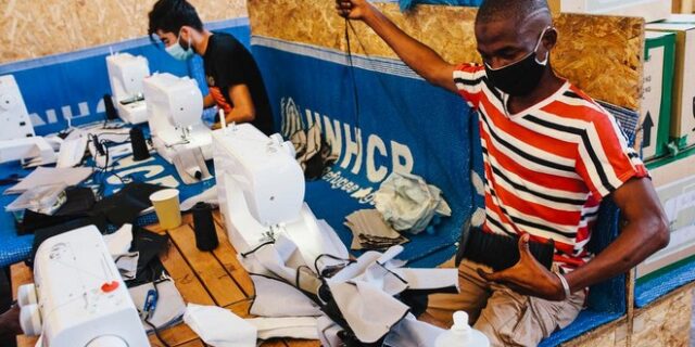 Πρόσφυγες στη Χίο φτιάχνουν εθελοντικά μάσκες για τον covid-19: “Το κάνω γιατί νοιάζομαι”