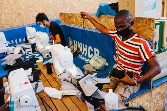 Πρόσφυγες στη Χίο φτιάχνουν εθελοντικά μάσκες για τον covid-19: “Το κάνω γιατί νοιάζομαι”