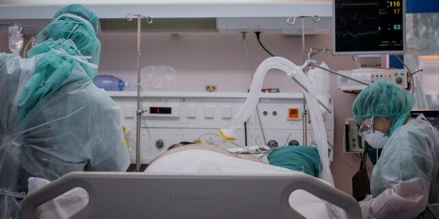 Κορονοϊός: Γεμίζουν οι εντατικές- 500 νέες εισαγωγές την ημέρα στα νοσοκομεία