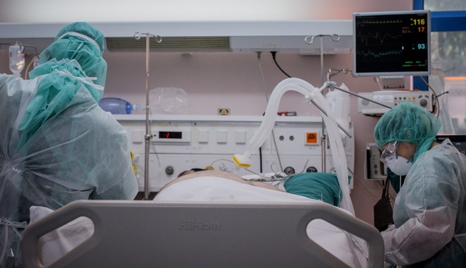 Κορονοϊός: Γεμίζουν οι εντατικές- 500 νέες εισαγωγές την ημέρα στα νοσοκομεία