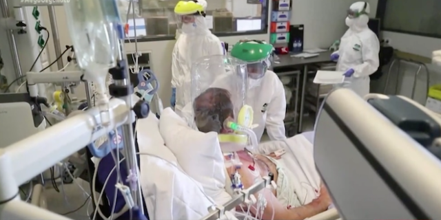 Η πρώτη αποσωλήνωση ασθενή με κορονοϊό στο Γεννηματάς: Χαμόγελα νίκης κάτω από τις μάσκες