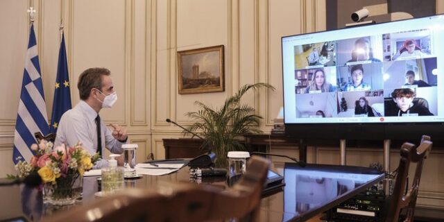Μητσοτάκης σε μαθητές: Κάντε λίγη υπομονή ακόμη για το άνοιγμα των σχολείων