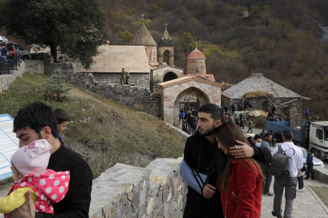 Ναγκόρνο Καραμπάχ: Αρμένιοι πυρπολούν τα σπίτια τους προτού παραδοθούν στο Αζερμπαϊτζάν