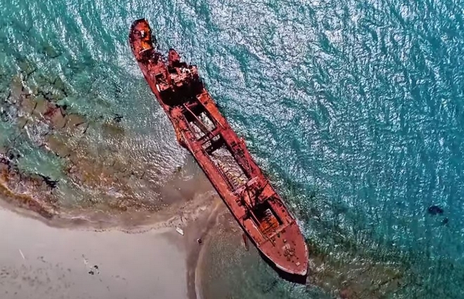 Το “Κόκκινο” Ναυάγιο της Λακωνίας: Η ιστορία πίσω από το πλοίο – φάντασμα