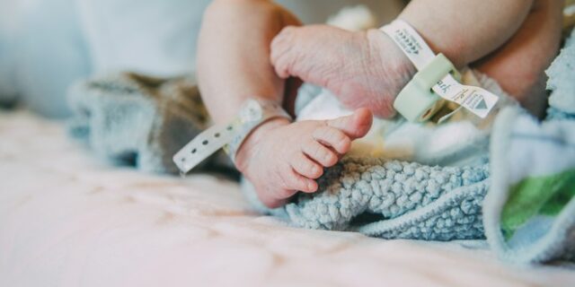 Το θαύμα της ζωής: 12 υγιή μωρά έχουν γεννηθεί στο “Αττικόν” από μητέρες θετικές στον κορονοϊό