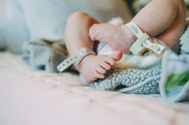 Το θαύμα της ζωής: 12 υγιή μωρά έχουν γεννηθεί στο “Αττικόν” από μητέρες θετικές στον κορονοϊό