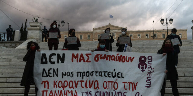 Αντιπαράθεση κυβέρνησης-αντιπολίτευσης με αφορμή τη σύλληψη 9 γυναικών