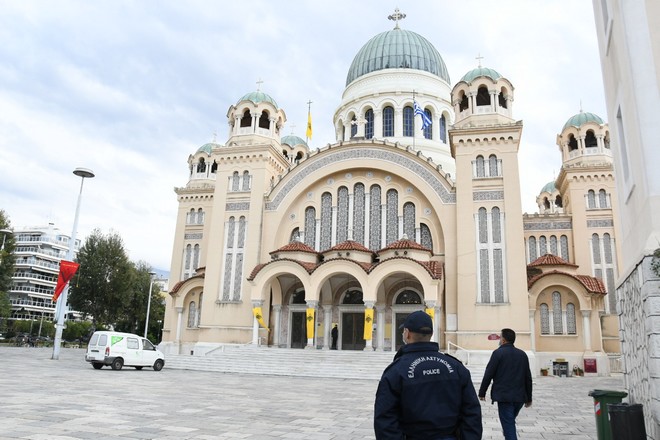Πάτρα: Με αυστηρή τήρηση μέτρων οι πιστοί στον Άγιο Ανδρέα
