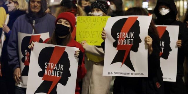 Η Πολωνία καθυστερεί την απαγόρευση των αμβλώσεων – Συνεχίζονται οι διαδηλώσεις