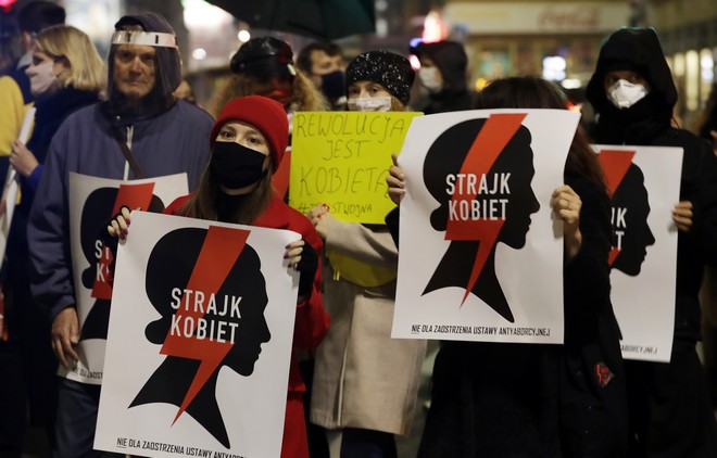 Η Πολωνία καθυστερεί την απαγόρευση των αμβλώσεων – Συνεχίζονται οι διαδηλώσεις