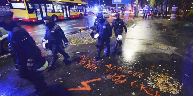 Πολωνία: Συγκρούσεις της αστυνομίας με διαδηλωτές για τις αμβλώσεις