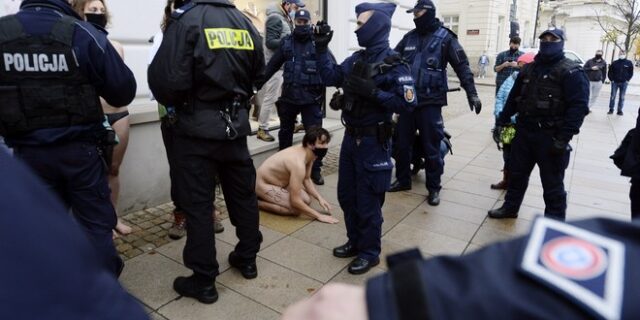 Πολωνία: Διαδηλωτές βγάζουν τα ρούχα τους αντιδρώντας  στις αμβλώσεις