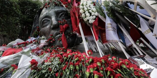 Πολυτεχνείο: Πρώτα απαγόρευση και μετά λουλούδια από τον Μητσοτάκη