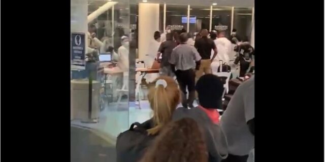 Πουέρτο Ρίκο: Χαμός στο αεροδρόμιο – Επιβάτης επιτέθηκε σε φρουρό που τού ζήτησε να φορέσει μάσκα