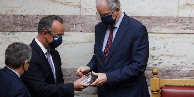 Προϋπολογισμός: Κατατέθηκε με πρόβλεψη για ύφεση 10,5% το 2020