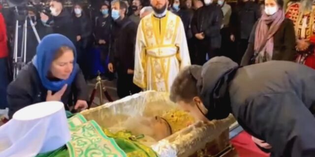 Απίστευτες εικόνες στη Σερβία: Συνωστισμός στο λαϊκό προσκύνημα του Πατριάρχη Ειρηναίου