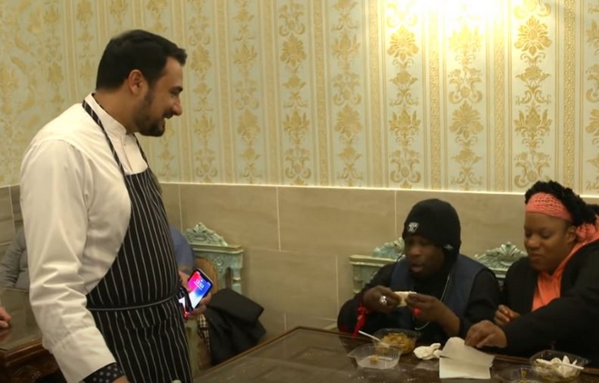 Κύμα αλληλεγγύης σε εστιατόριο που προσέφερε γεύματα σε άστεγους αλλά χρεοκόπησε