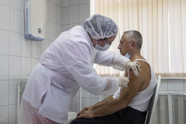 EpiVacKorona: Το 2021 ο μαζικός εμβολιασμός με το δεύτερο ρωσικό εμβόλιο