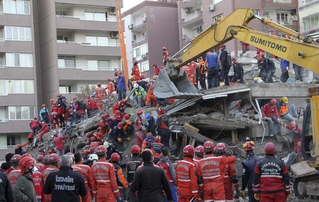Σμύρνη: Τουλάχιστον 69 νεκροί, 949 τραυματίες από τον σεισμό