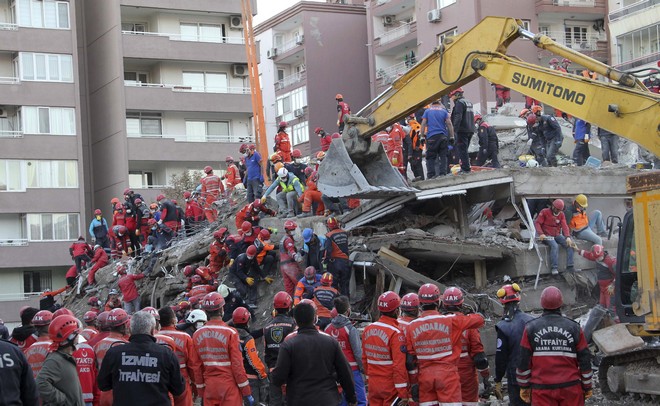 Σμύρνη: Τουλάχιστον 69 νεκροί, 949 τραυματίες από τον σεισμό