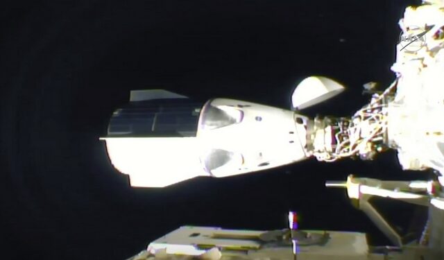 Ιστορική στιγμή: Προσδέθηκε στον Διεθνή Διαστημικό Σταθμό το SpaceX Crew Dragon