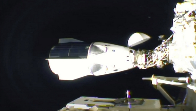 Ιστορική στιγμή: Προσδέθηκε στον Διεθνή Διαστημικό Σταθμό το SpaceX Crew Dragon