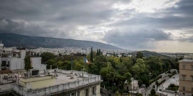 Τοπικές βροχές την Πέμπτη- Πέφτει ο υδράργυρος