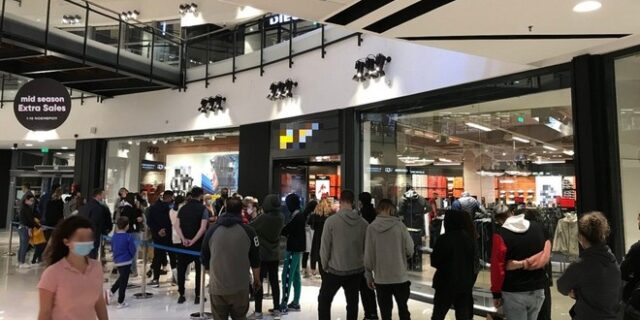 Θεσσαλονίκη: Ουρά χωρίς αποστάσεις σε εμπορικό κέντρο λίγο πριν το lockdown