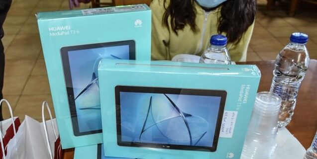 Πεύκη: Ο δήμαρχος Πύργου, έδωσε tablet με σύνδεση στους μαθητές