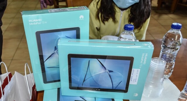 Πεύκη: Ο δήμαρχος Πύργου, έδωσε tablet με σύνδεση στους μαθητές