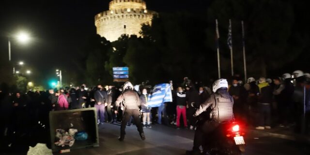 Θεσσαλονίκη: Επεισόδια σε συγκέντρωση αρνητών του κορονοϊού – Τραυματισμοί αστυνομικών και προσαγωγές