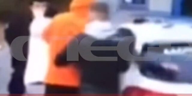 Θεσσαλονίκη: Η στιγμή της επίθεσης σε δύο αστυνομικούς- Ήθελαν να απελευθερώσουν φίλο τους