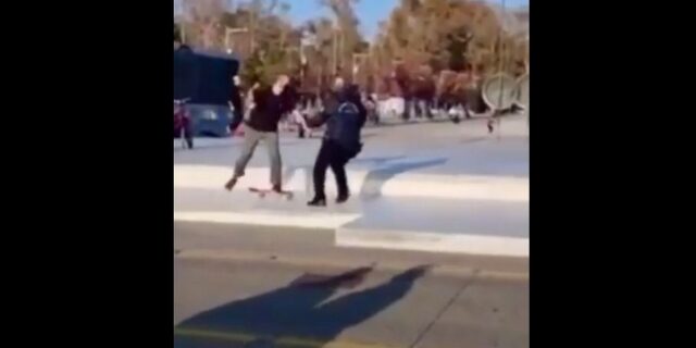 Θεσσαλονίκη: Αστυνομικοί κυνηγούν πιτσιρικάδες με σκέιτμπορντ