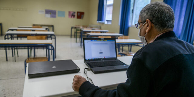 ΚΝΕ: “Ανέκδοτο της χρονιάς η τηλεκπαίδευση του υπουργείου Παιδείας”