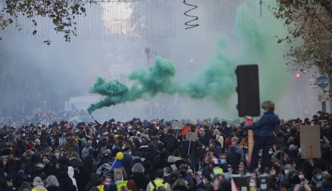 Γαλλία: Σφοδρές συγκρούσεις διαδηλωτών και αστυνομίας στο Παρίσι