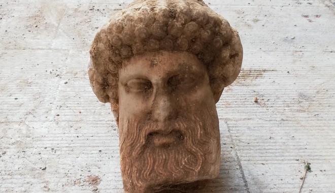 ΥΠΠΟΑ: Τον θεό Ερμή απεικονίζει η αρχαία κεφαλή που βρέθηκε στην Αιόλου