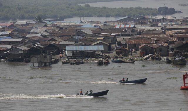 Νιγηρία: 18 άνθρωποι πνίγηκαν από ανατροπή πλοιάριου – Οι 15 ανήλικοι