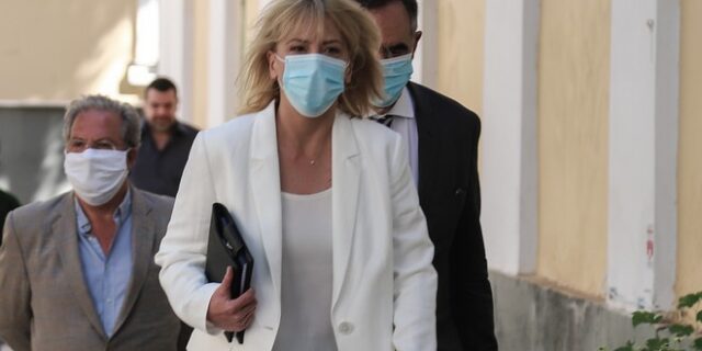 Δούρου προς ΝΔ: “Δεν είμαστε αρνητές του ιού, απλά αρνούμαστε την ανασφάλεια και την εξαθλίωση”