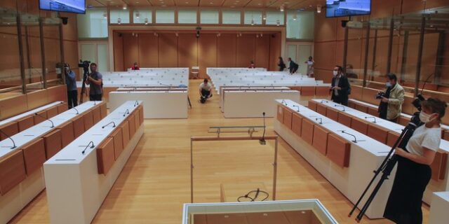 Charlie Hebdo: Αναβολή της δίκης λόγω κρούσματος μεταξύ των κατηγορουμένων