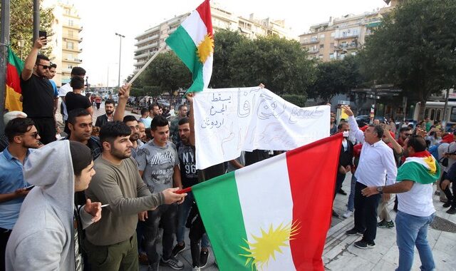 “Μπλόκο” της ΕΛΑΣ σε συγκέντρωση Κούρδων στα Προπύλαια