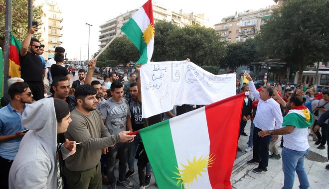 “Μπλόκο” της ΕΛΑΣ σε συγκέντρωση Κούρδων στα Προπύλαια