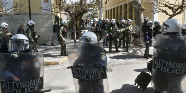 Ένταση και ρίψη χημικών στην Ευελπίδων – Επεισόδια κατά την άφιξη των συλληφθέντων χρυσαυγιτών
