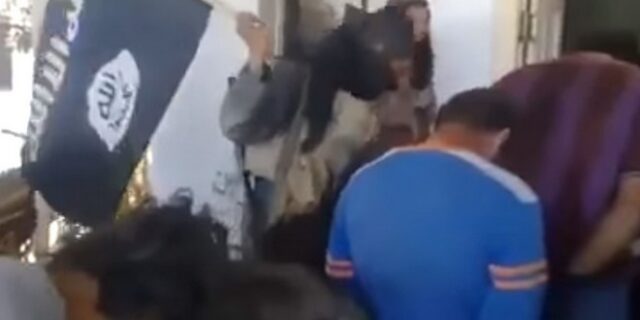 Αυτό είναι το βίντεο που πρόδωσε τον τζιχαντιστή του ISIS – Χτυπά αιχμαλώτους στη Συρία
