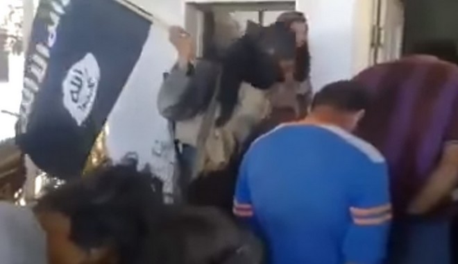 Αυτό είναι το βίντεο που πρόδωσε τον τζιχαντιστή του ISIS – Χτυπά αιχμαλώτους στη Συρία