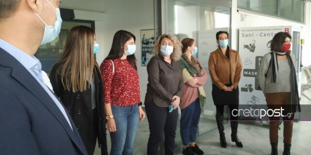 Εθελόντριες νοσηλεύτριες: “Πιστεύουμε στην ανθρωπιά, να κάνει προσλήψεις η κυβέρνηση”