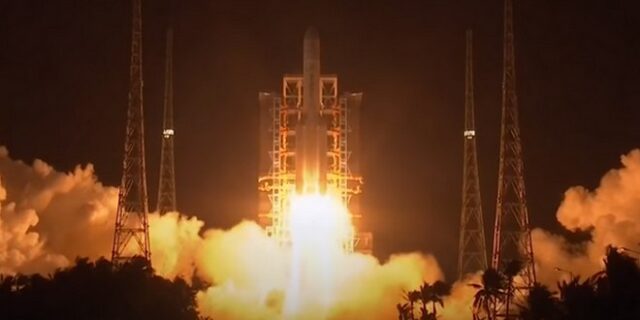 Chang’e 5: Εκτοξεύτηκε για να φέρει δείγματα από το Σελήνη