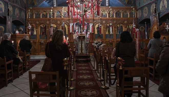 Διαρκής Ιερά Σύνοδος: Ζητά να λειτουργήσουν οι ναοί τα Χριστούγεννα