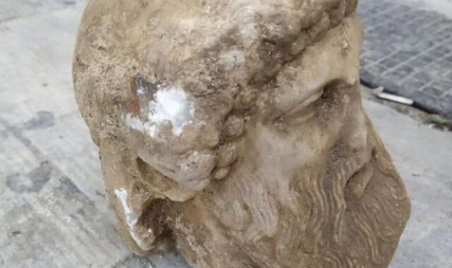 Αθήνα: Βρέθηκε αρχαία κεφαλή αγάλματος σε εργασίες στην οδό Αιόλου