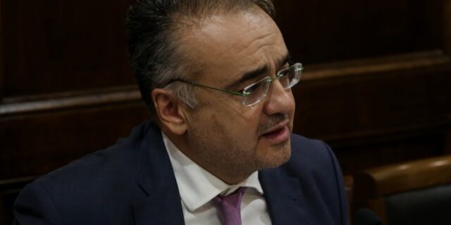 Δημήτρης Βερβεσός: Αντιδράσεις για το “κορονοπάρτι” στο γραφείο του – Τι απαντά